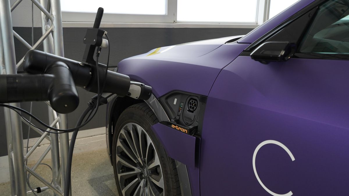 VW a Bosch testují autonomní parkování a nabíjení elektromobilů, ušetří nervy i poplatky